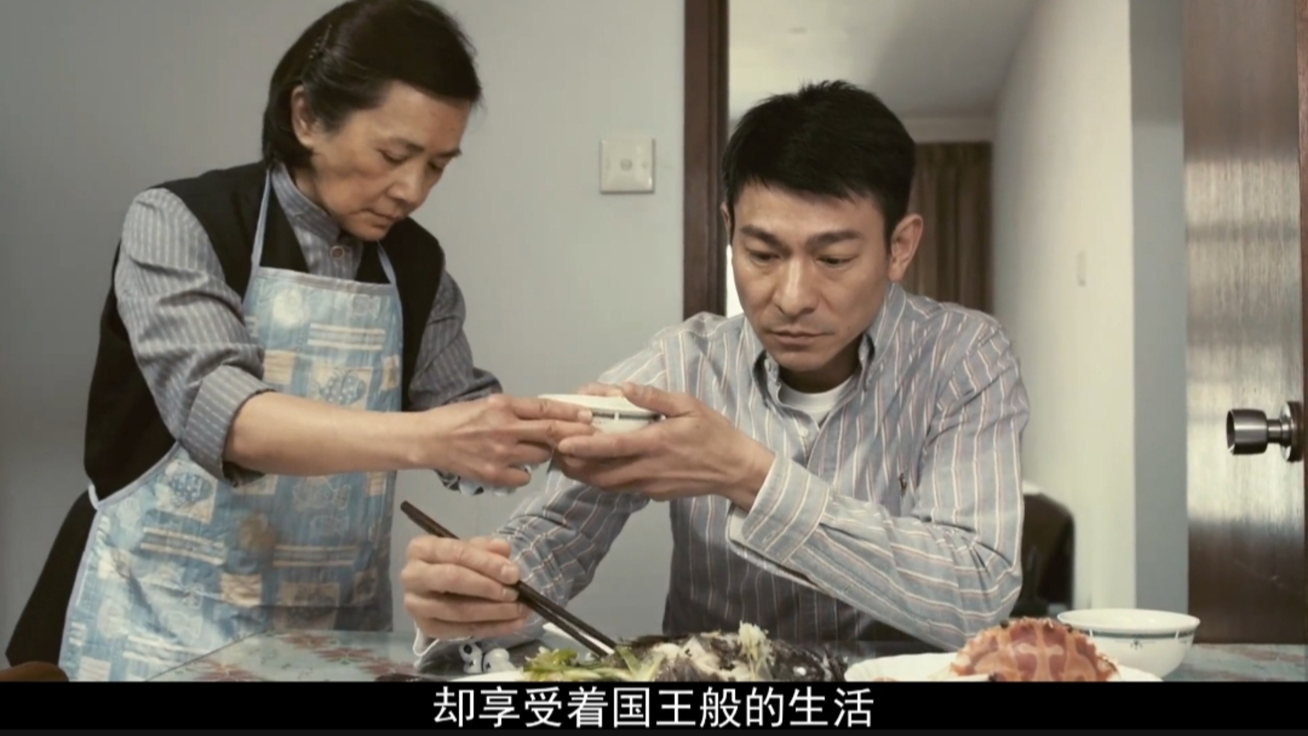 “他对吃的东西非常挑剔，一直都是饭来张手，吃鱼只吃最嫩的鱼腹，螃蟹只吃蟹黄，只因他有一个好厨子”《桃姐》总以为来日方长，却不知转身便是无常