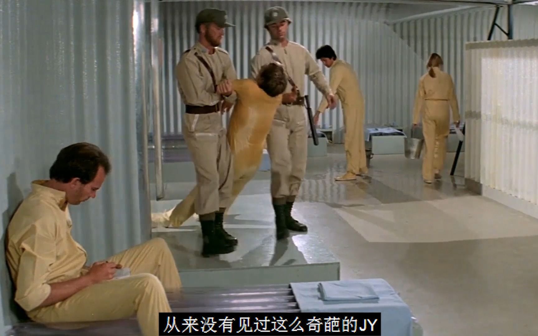 男女囚犯同住一室的监狱，本该是男人的天堂，却变成所有人的地狱