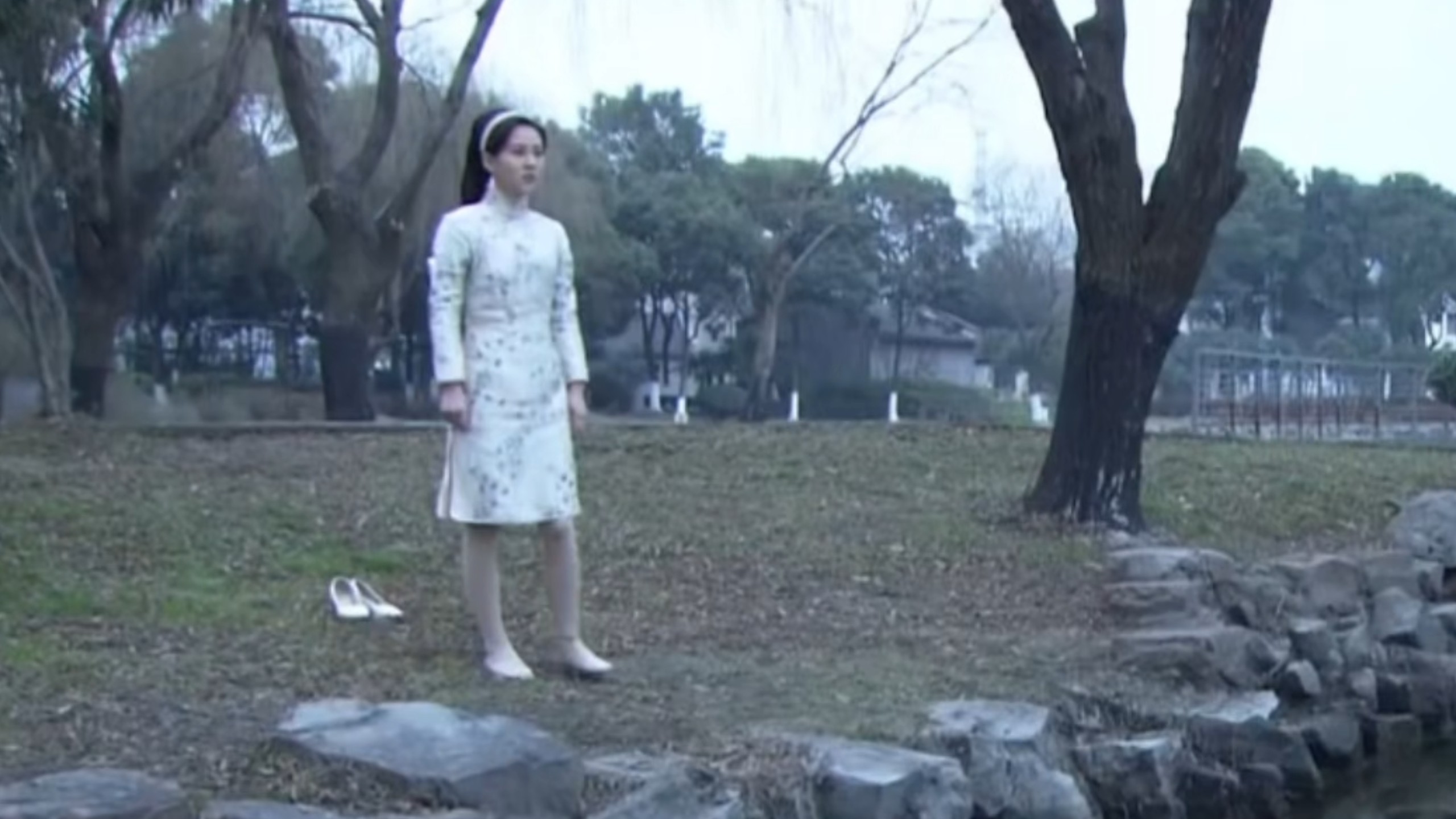 “生活抑郁，美女池塘欲解脱…”
