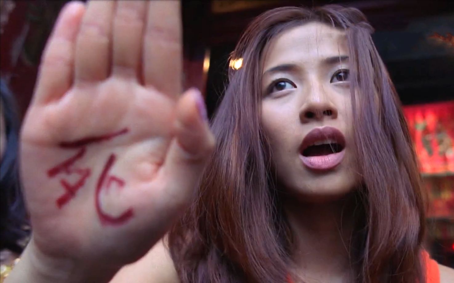 童年阴影！女人被“鬼迷”，说男友给她写了一个“爱”字，大师一看却是“死”香港经典恐怖片《尸气逼人》