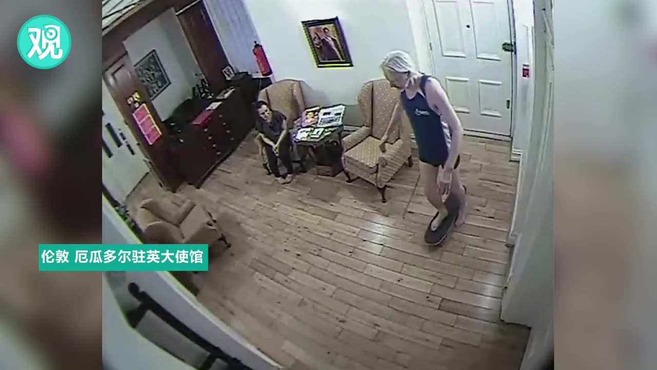 阿桑奇使馆内生活视频曝光：动作笨拙玩滑板