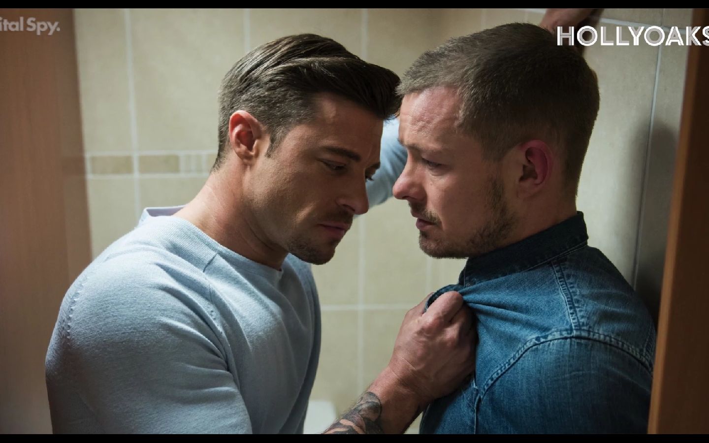 【Hollyoaks】深柜警察背着女友偷寻欢乐被活捉