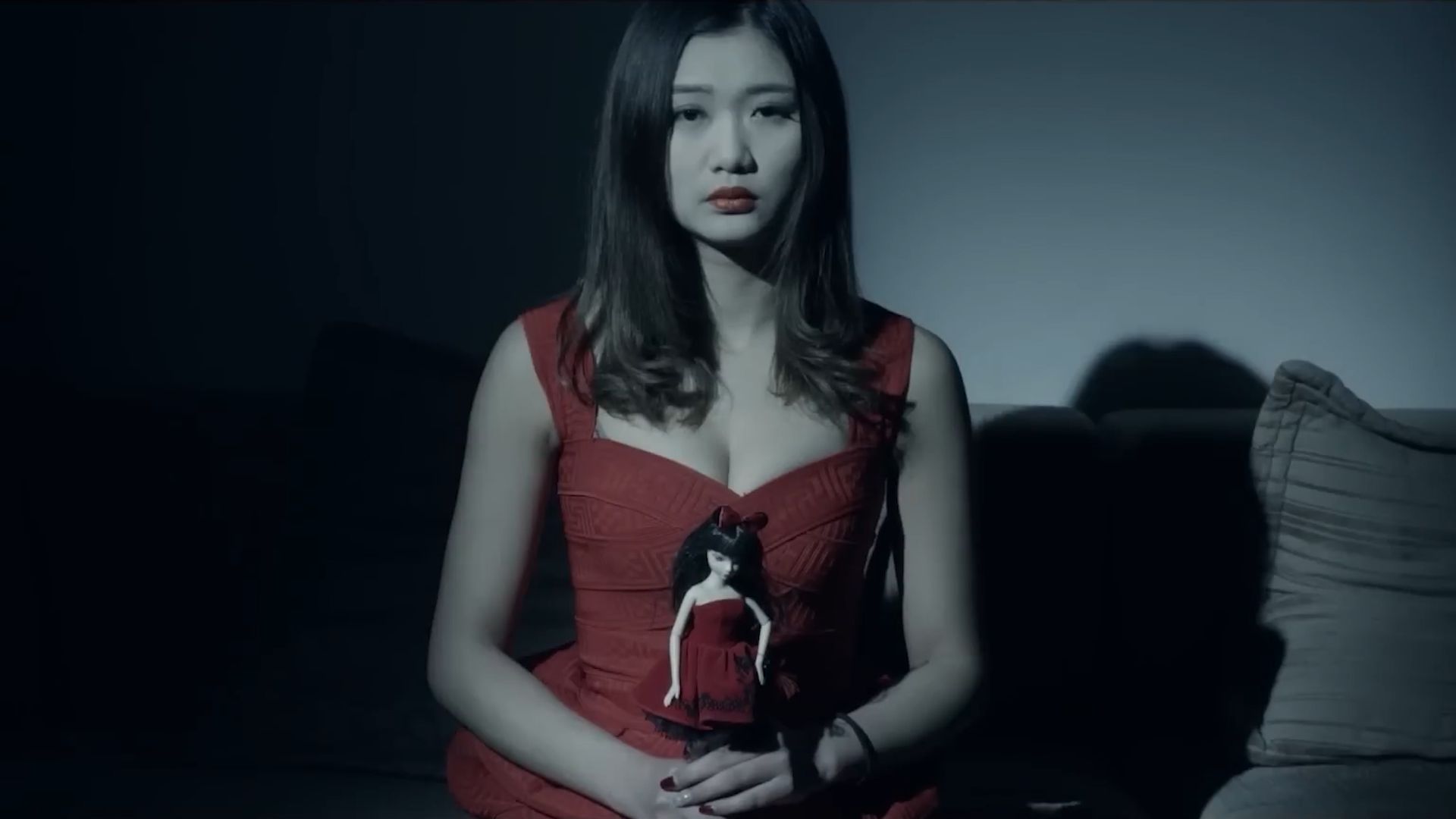 变态男残忍杀害美女，然后做成人形木偶