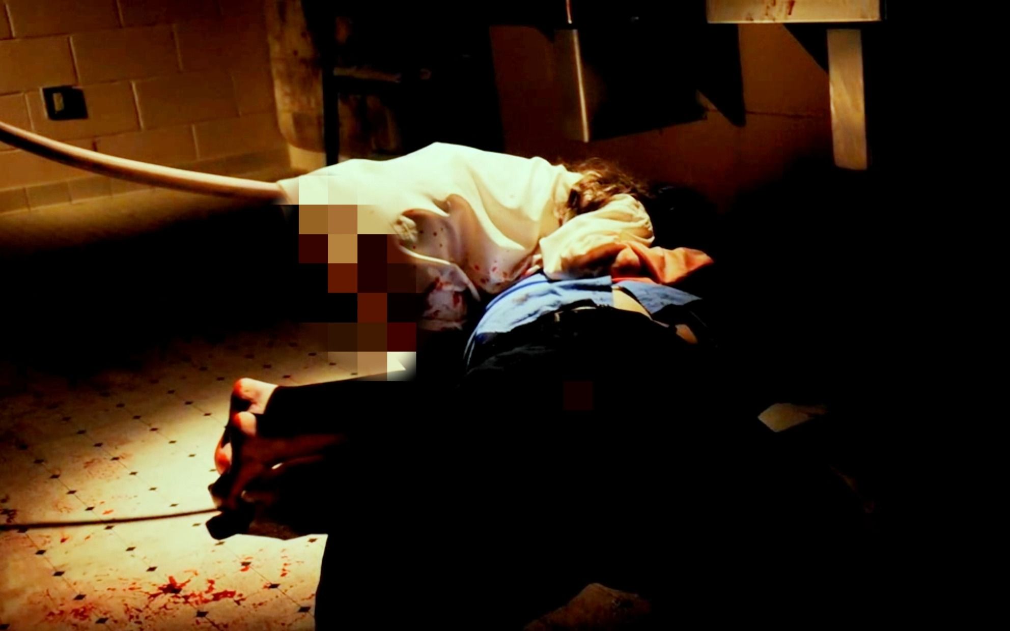 《女妖》小伙酒吧买醉 竟遇到嗜血成性的女妖 然而结局亮瞎了双眼