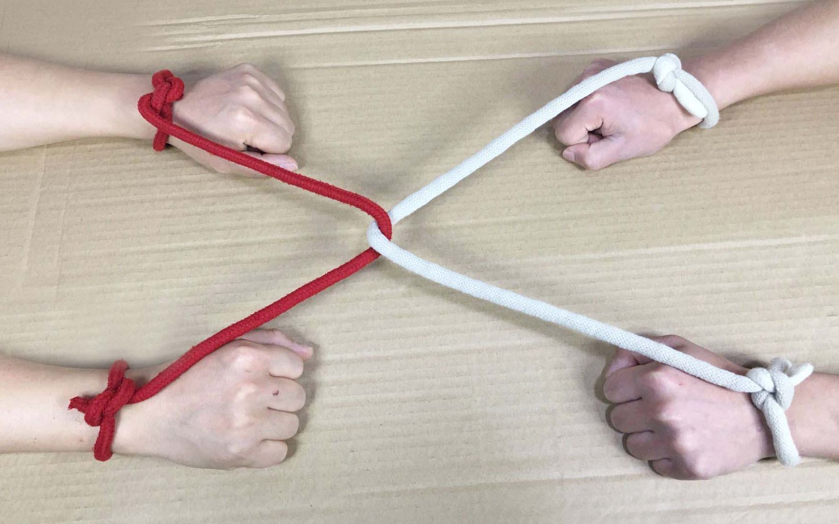 不解开绳子，如何才能把两个人分开？特简单，学会后骗朋友玩玩