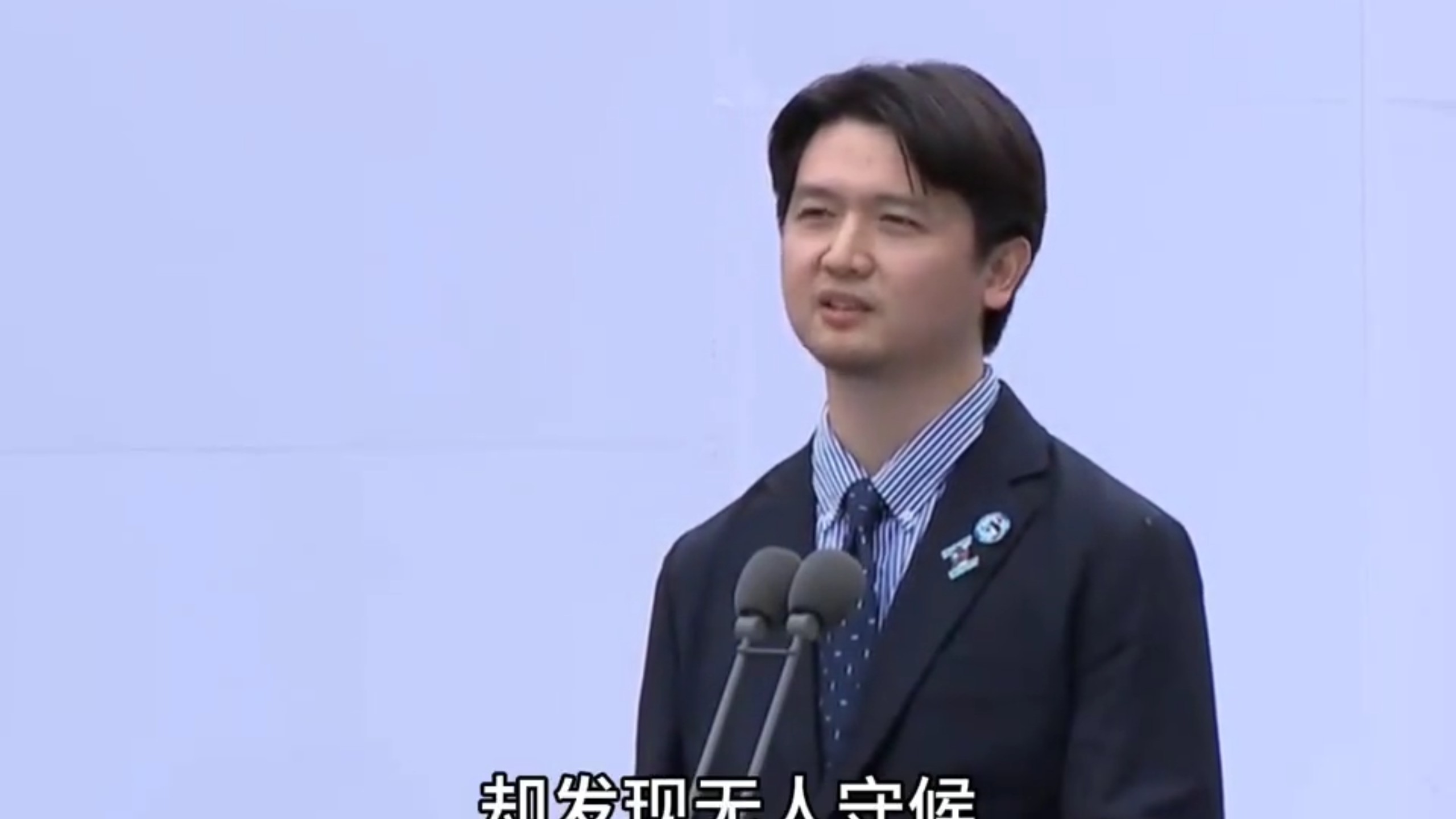 越过山丘，才发现无人等候。一开始我以为是紧张，没想到是自己的真实感受