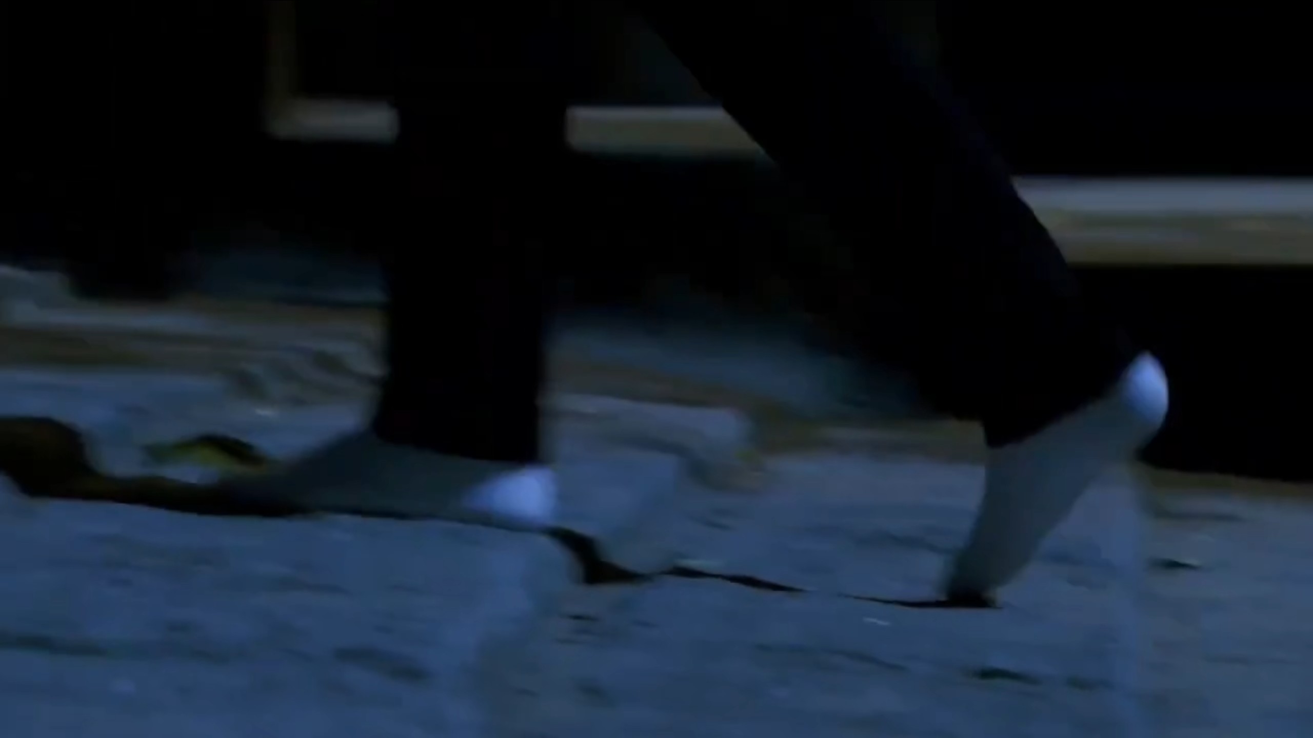 “穿鞋跑，被人听见怎么办？…”