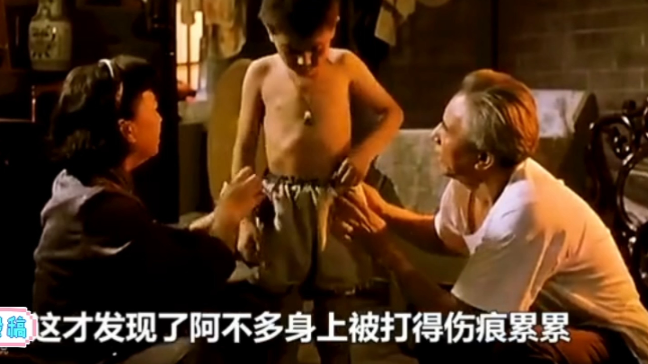小男孩被两个小偷给绑架了，还把他全身打得伤痕累累的。