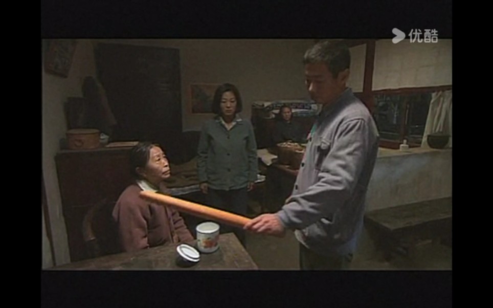 6.《全家福》，母子，儿子拿着擀面杖找母亲，宁愿被教训也不愿意离婚。