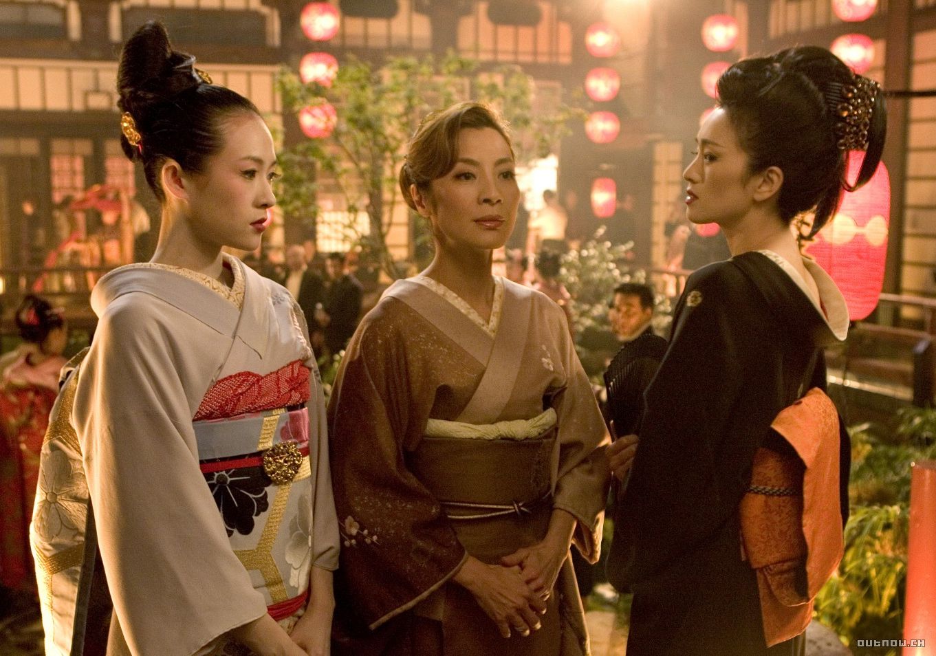 一个美国人找三个华人拍日本人的故事，在巩皇面前子怡还是嫩了些！都是为生活，女人何苦为难女人！《艺伎回忆录》