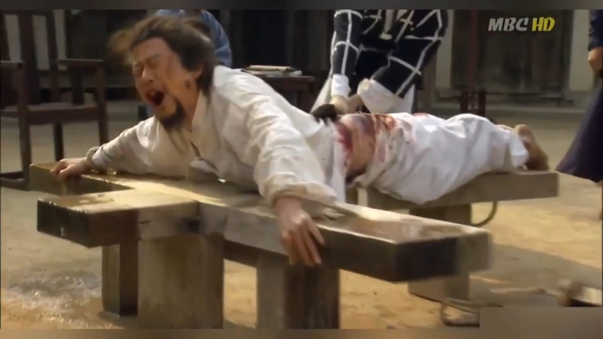 夫妻挨打｜丈夫去裤遭杖责
