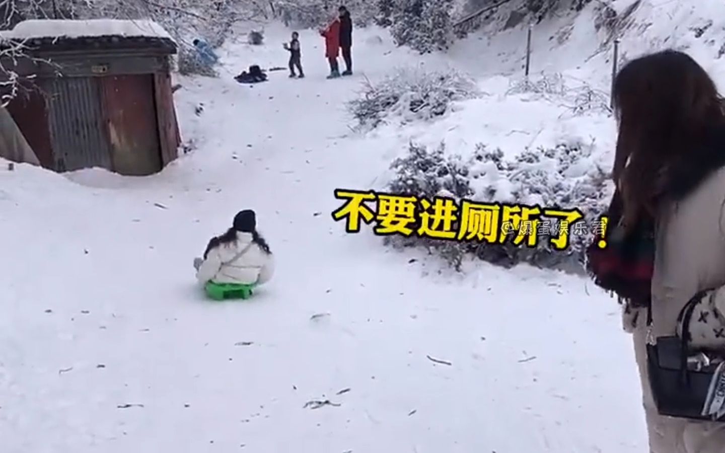 雪地上的社死瞬间~这冬天雪地上充满欢乐！