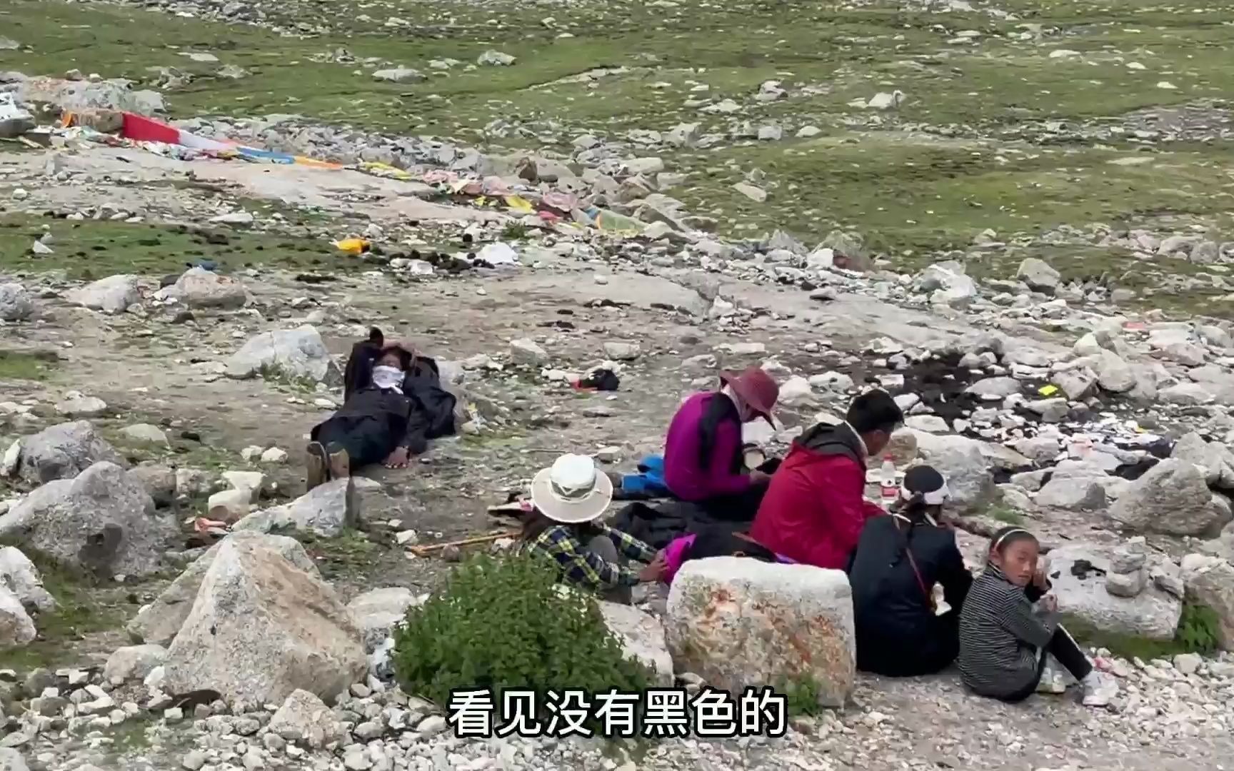 转山路上遇到冈仁波齐的天葬台，地上遗留的头发，都是秃鹫吃剩的