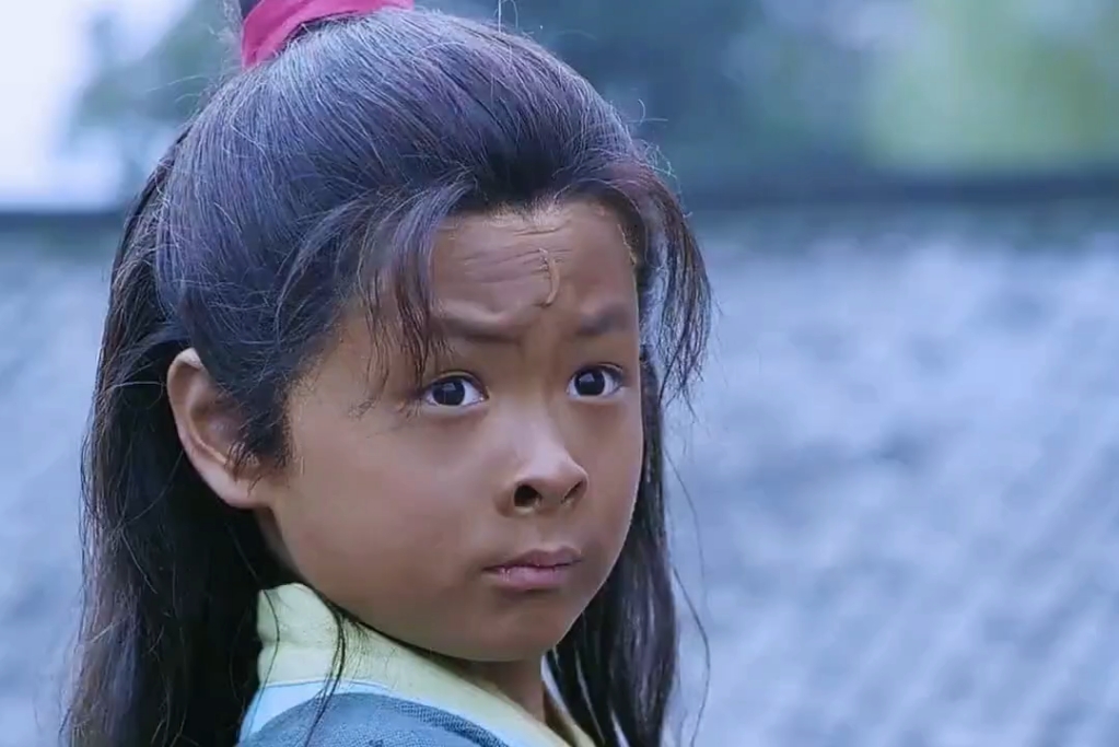 难怪都叫他包青天了，打小就有一身正气！"