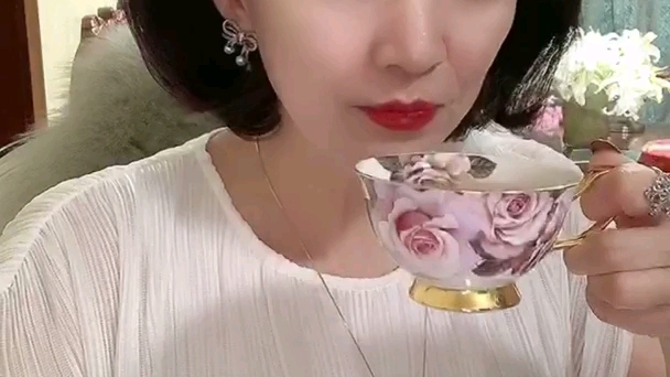 阿姨虽然五十岁了依然挡不住魅力
