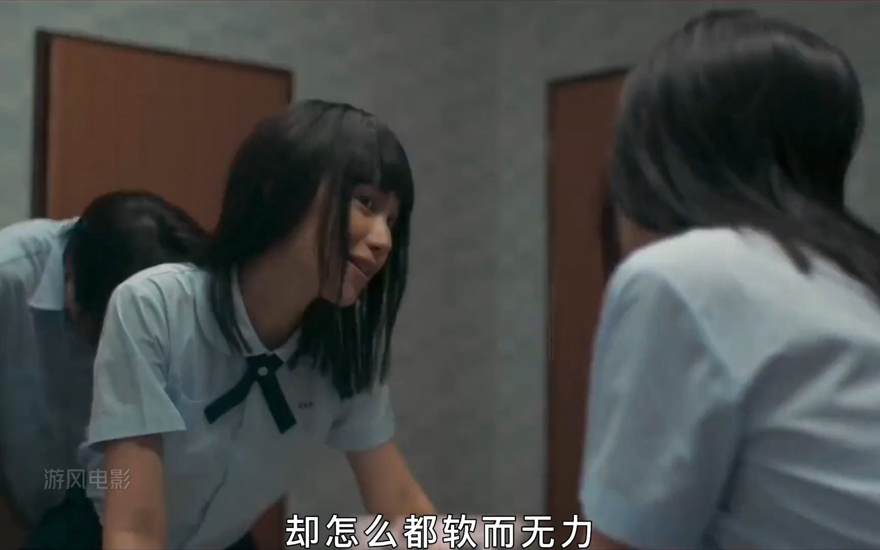 女生惹怒男生，直接被推进厕所，按在洗手台欺负