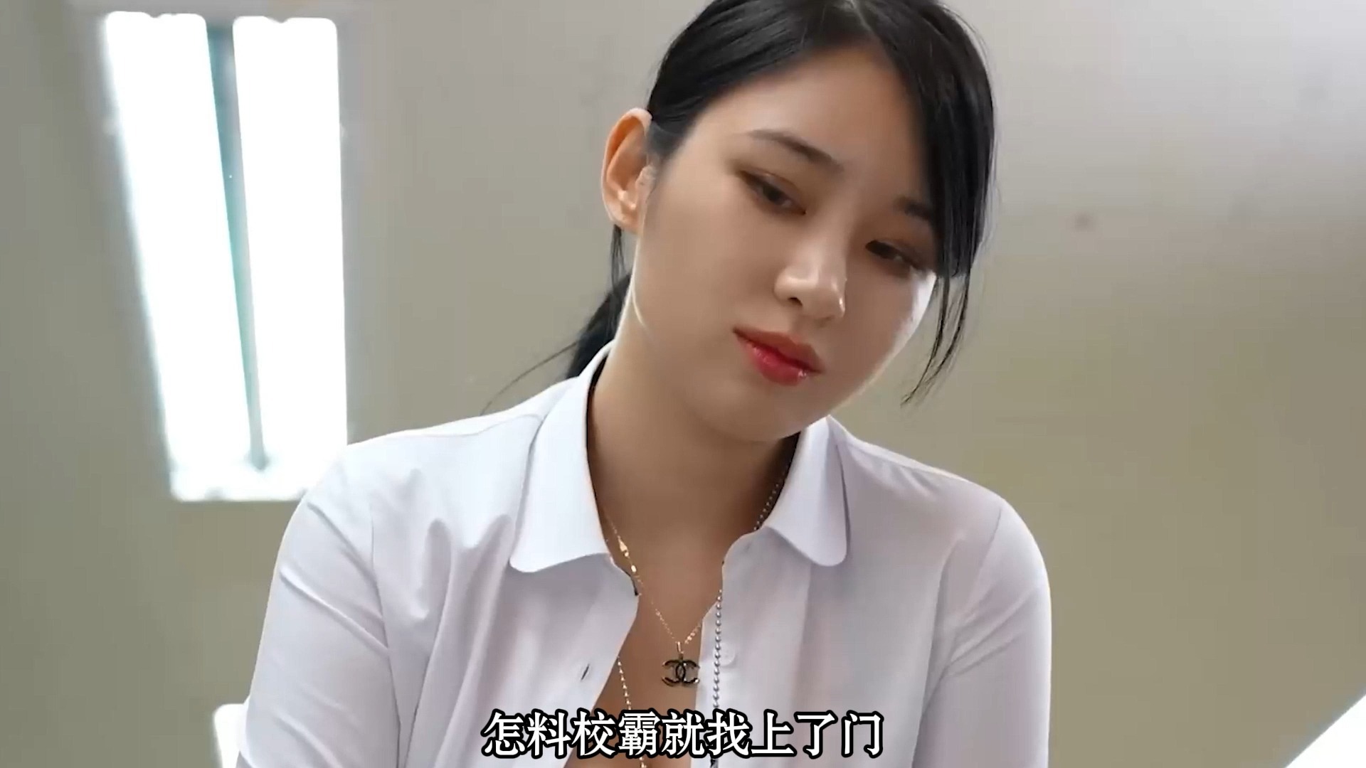 男人像狗一样趴在地上，等待主人的宠幸
