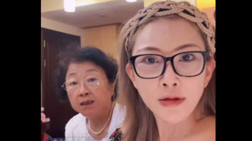 韩师奶直播又发飙骂人，吓着阿妈