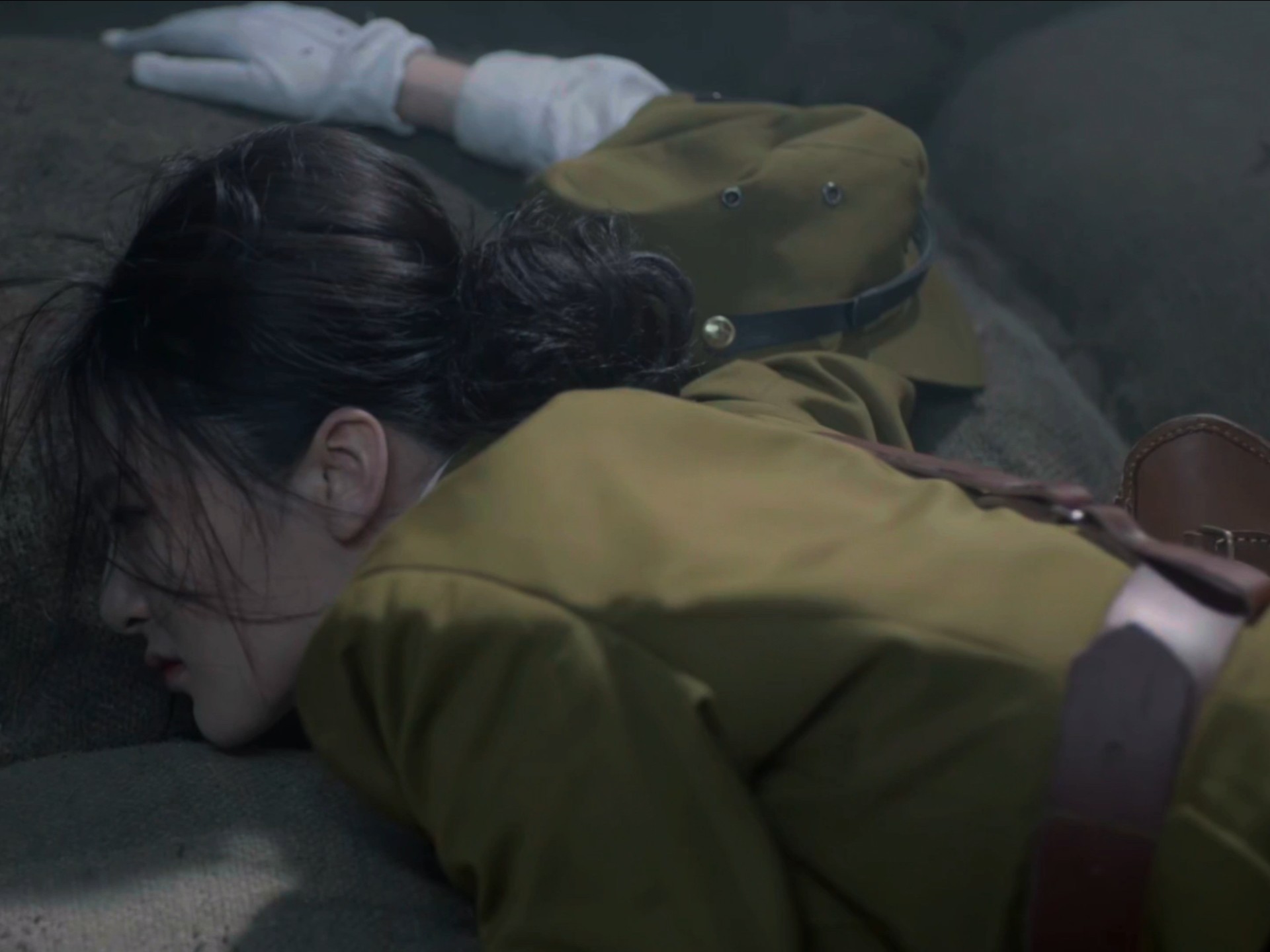 漂亮女鬼子和卧底单挑被暴打，肚子挨一枪后，又被推到弹炸上