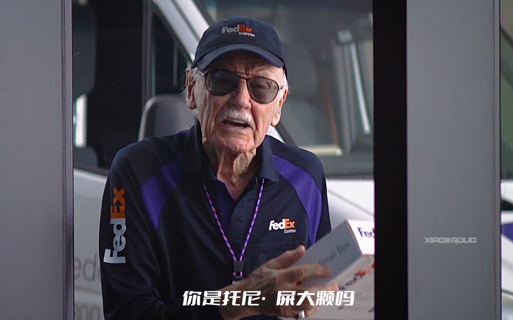 斯坦李：“请问你是托尼·屎大颗吗？“