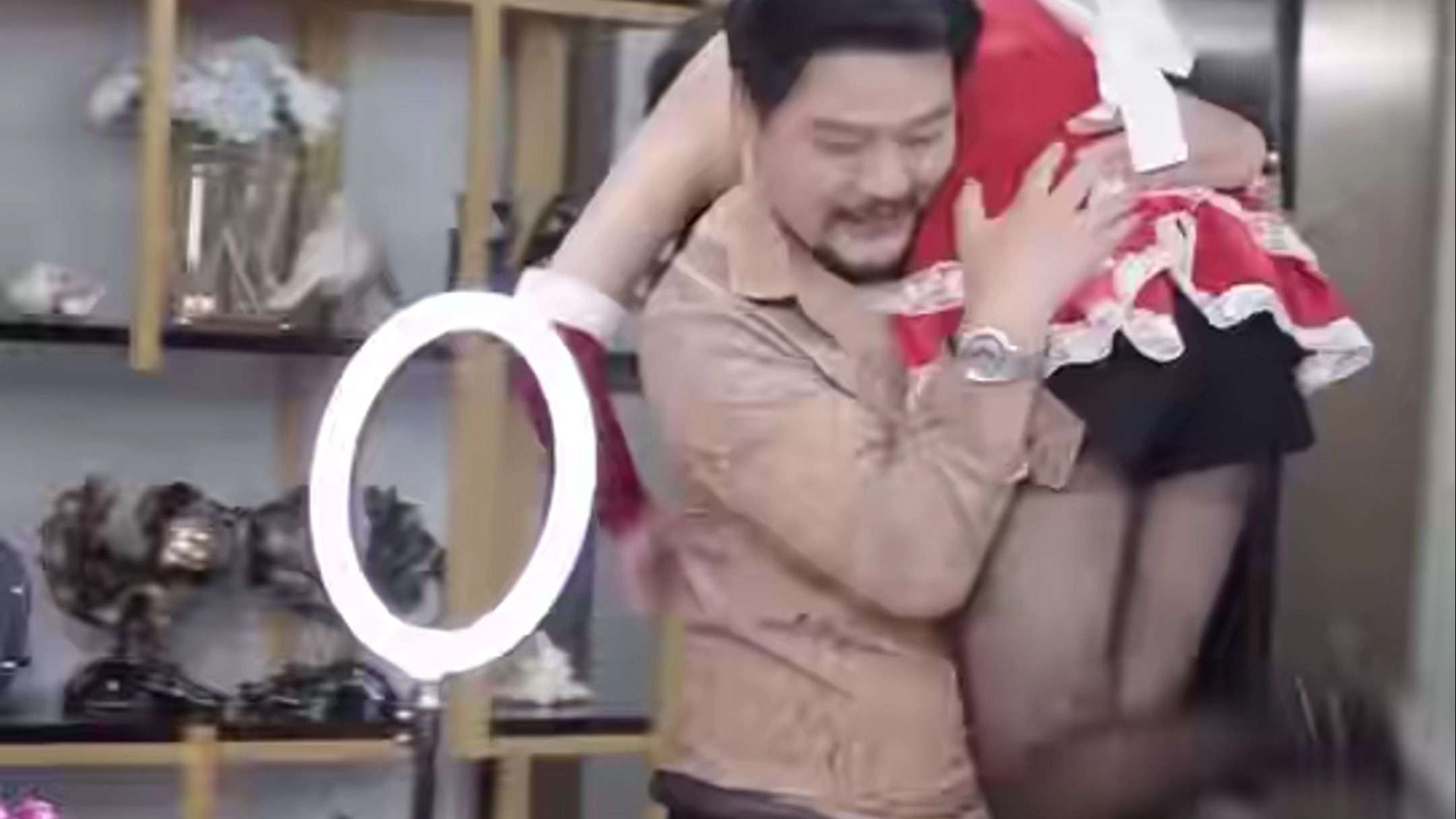 女网红黑丝兔女郎装上阵 被男人扛在肩上疯狂抖动！U盘到底给不给！|《猎罪图鉴之插翅难逃》全集免费看评论区