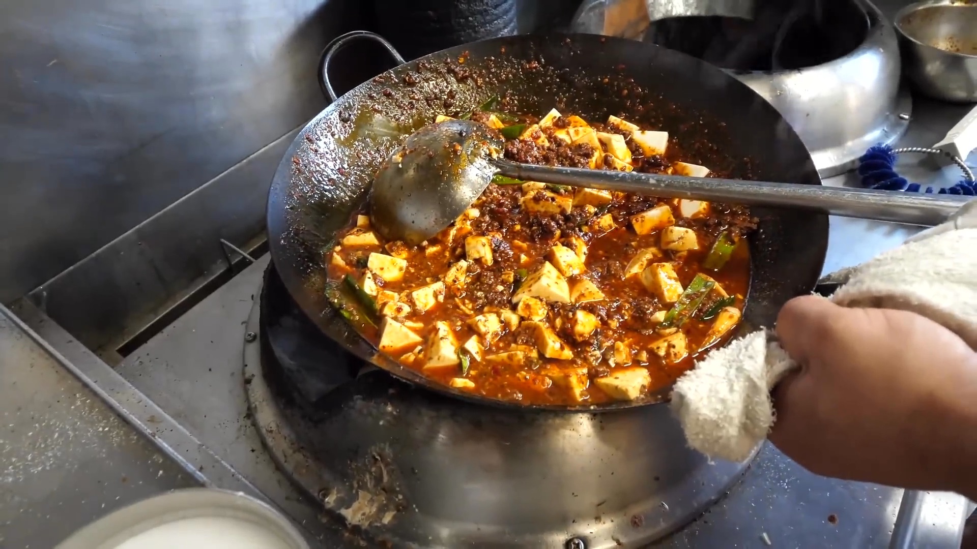 横滨名流也大满足！超高速炒锅技艺炸裂的高级住宅区名店町中华