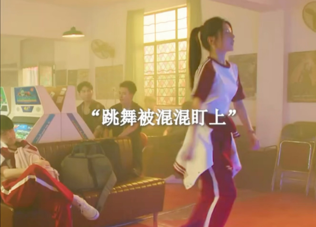 女孩跳舞被坏人盯上，结果酿成一场大祸