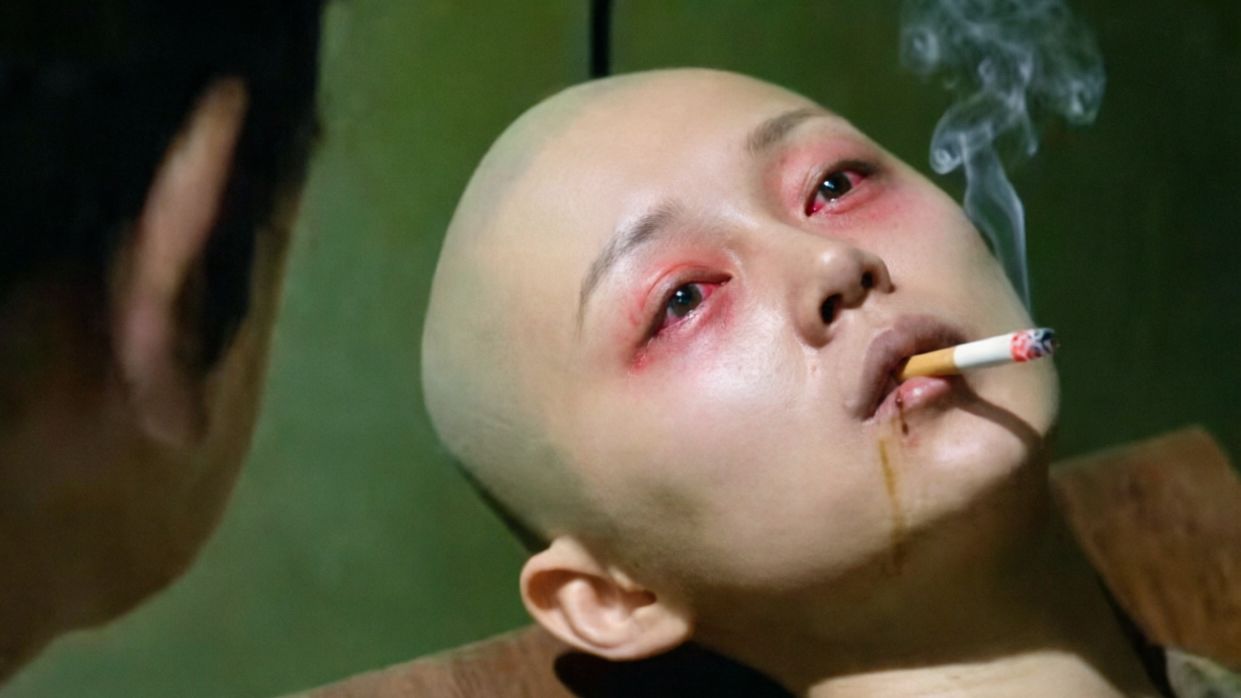 茅山道术、割JJ、生吃人肉...挑战感官极限，一口气看完香港恐怖片《失眠》