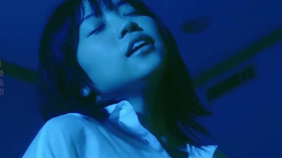 少女缓缓解开上衣，一个高大的男人走来亲吻她的双腿！