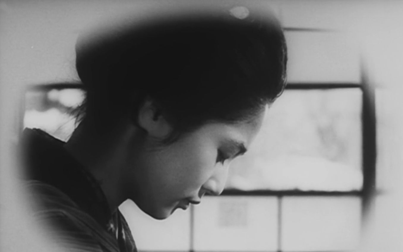 豆瓣8.3分，日本首部纯爱小说改编电影【野菊之墓1955】那份诗情画意、梨花带雨的忧伤如今再难寻觅