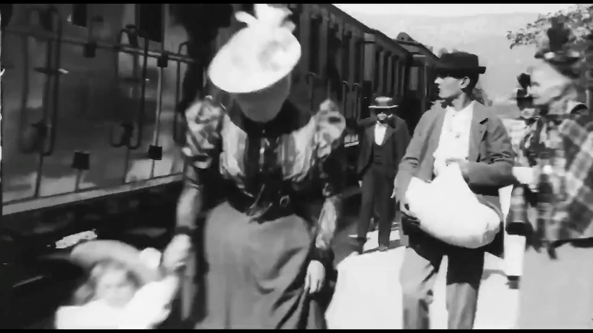 【经典】世界上第一部电影《火车进站》4k修复版！1896年卢米埃尔兄弟拍摄。时长50秒。