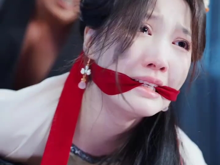 被撕掉衣服的这一刻她为多么的绝望啊！
