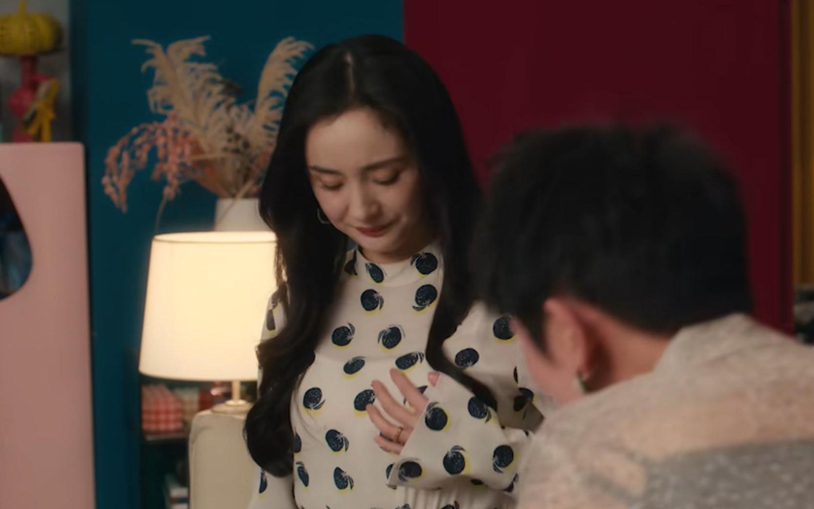 爱的二八定律：杨幂托胸一手势意外爆火，网友疯狂模仿，太经典！