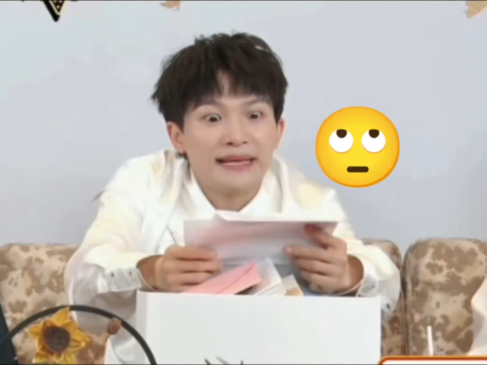 周深读粉丝信逐渐暴躁！当场怼人：要你管！回顾2020直播名场面，看被长信逼疯的深深在线怼粉。信上说“写到这”，结果后面还有两页！28岁被催恋爱他直接炸毛。