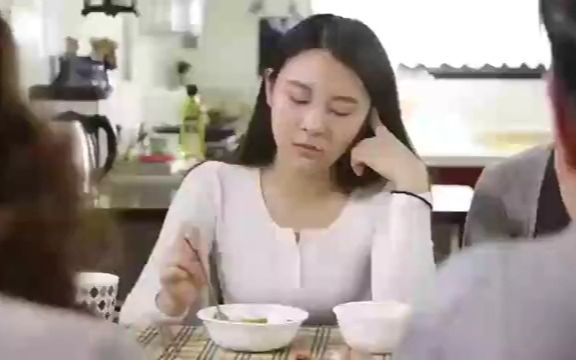 丈夫和保姆在房间甜蜜热吻，妻子忍气吞声，装作不知情.mp4