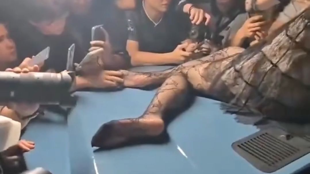 “你们两个，把这些情趣内衣穿上，一会儿做点有意思的直播，比卖假减肥药赚多了”深度解读《灿烂的她》：擦边女主播的洗白之路！刘浩存怎么不算有天赋呢？