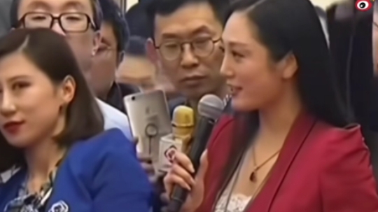 新闻女王，蓝衣小姐姐好有戏
