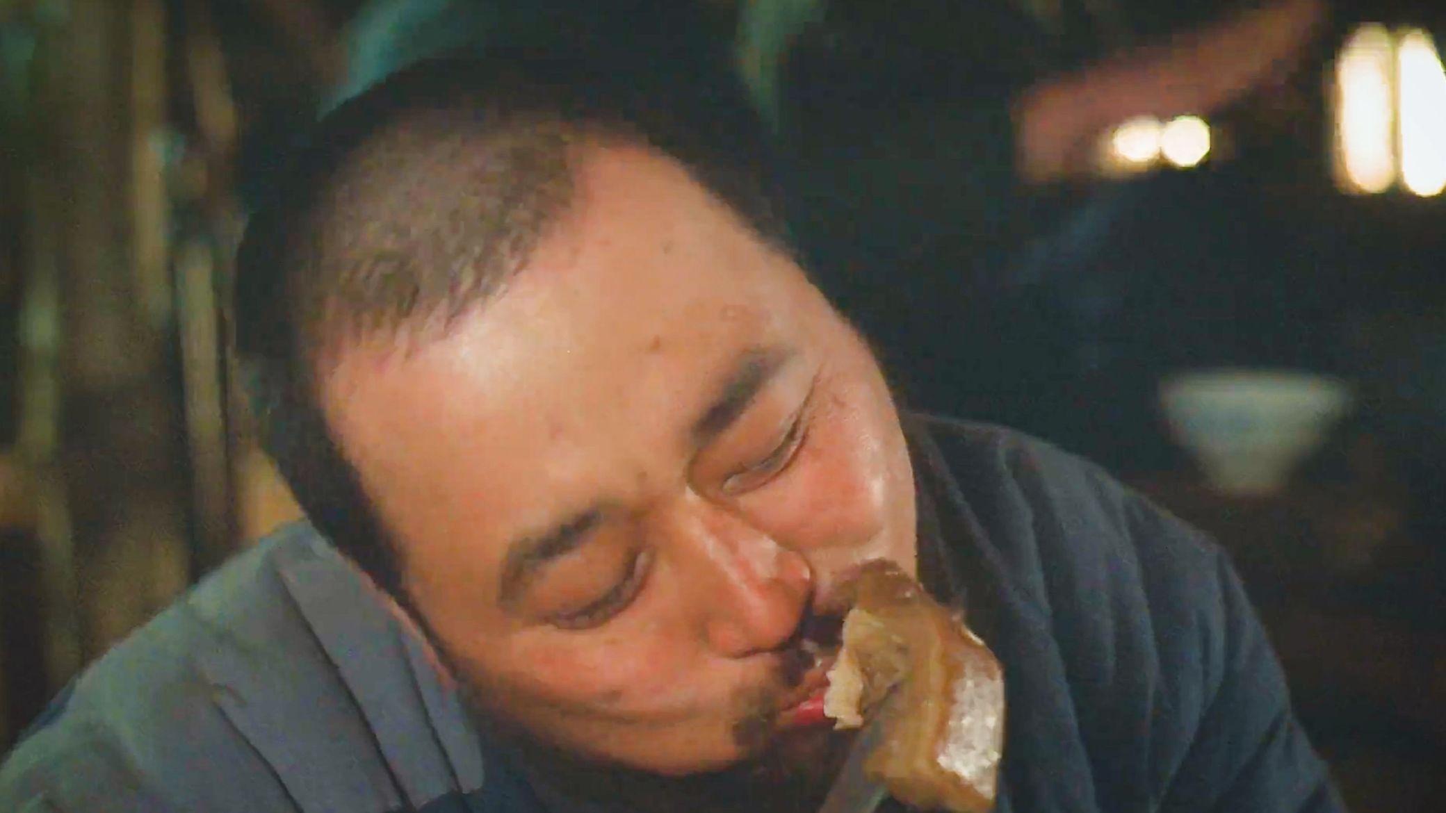 影视中看饿了吃戏：关东大侠吃炖猪肉满嘴油，战士们吃红烧肉配白米饭！