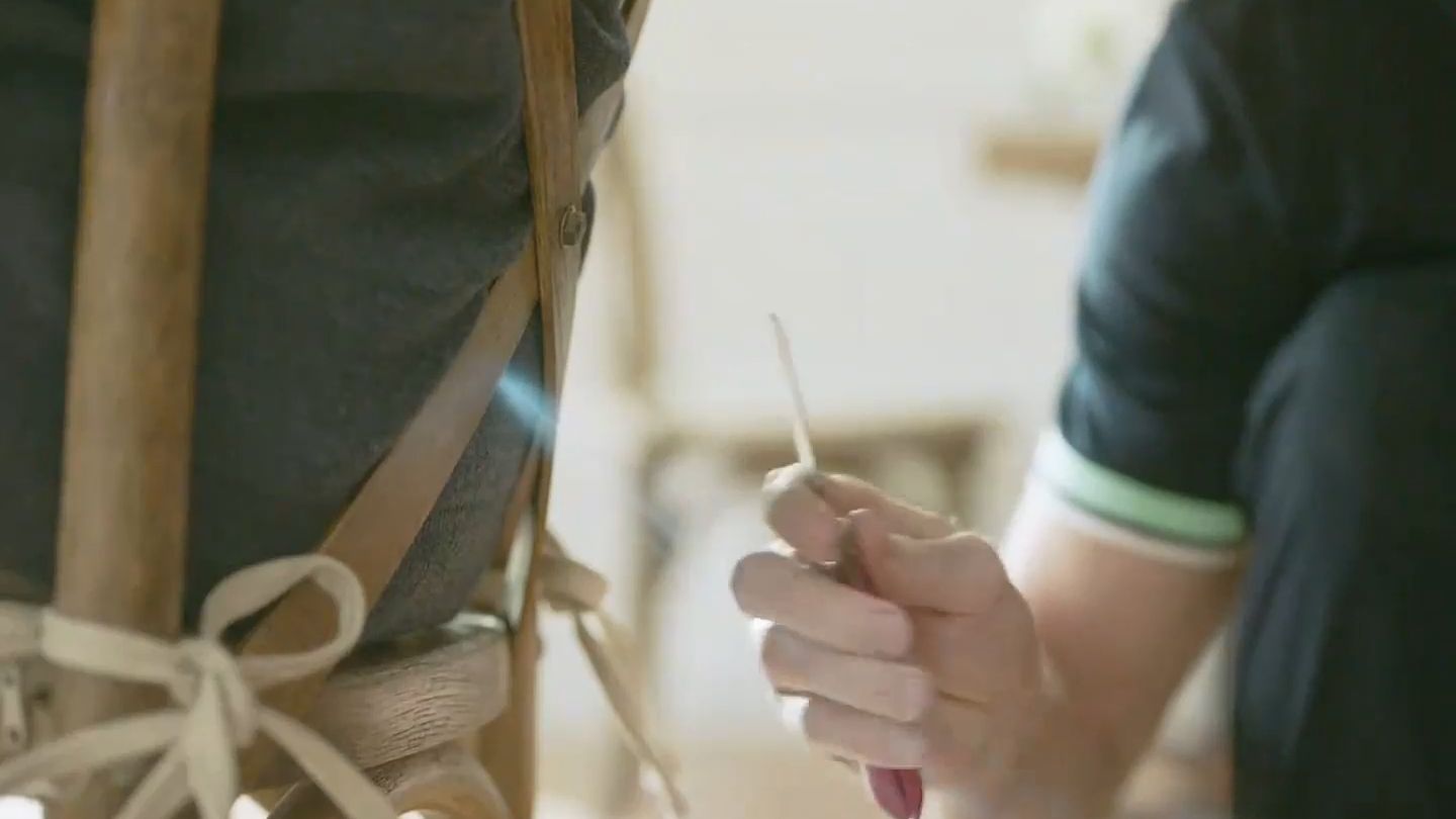 男人拥有一把神奇螺丝刀，只要敲击人体就能调出人体内的控制器！