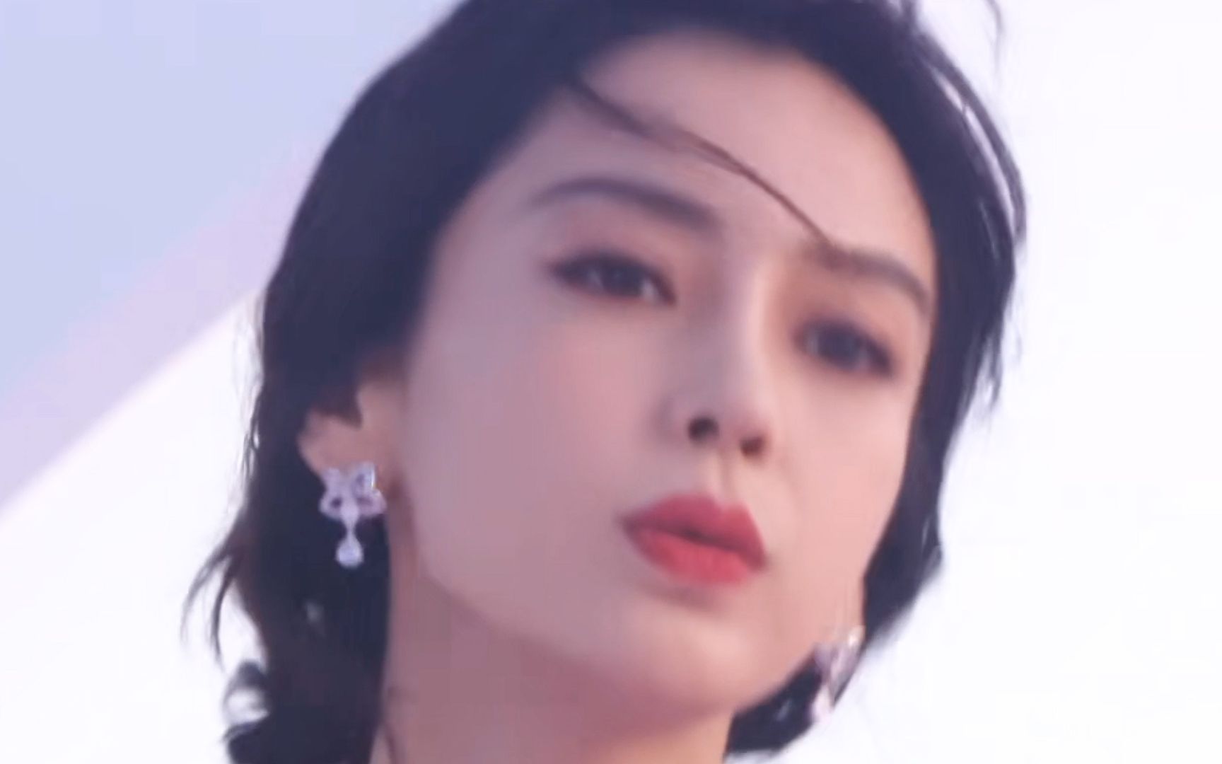 就喜欢看他们走红毯时把心机表露无违的样子