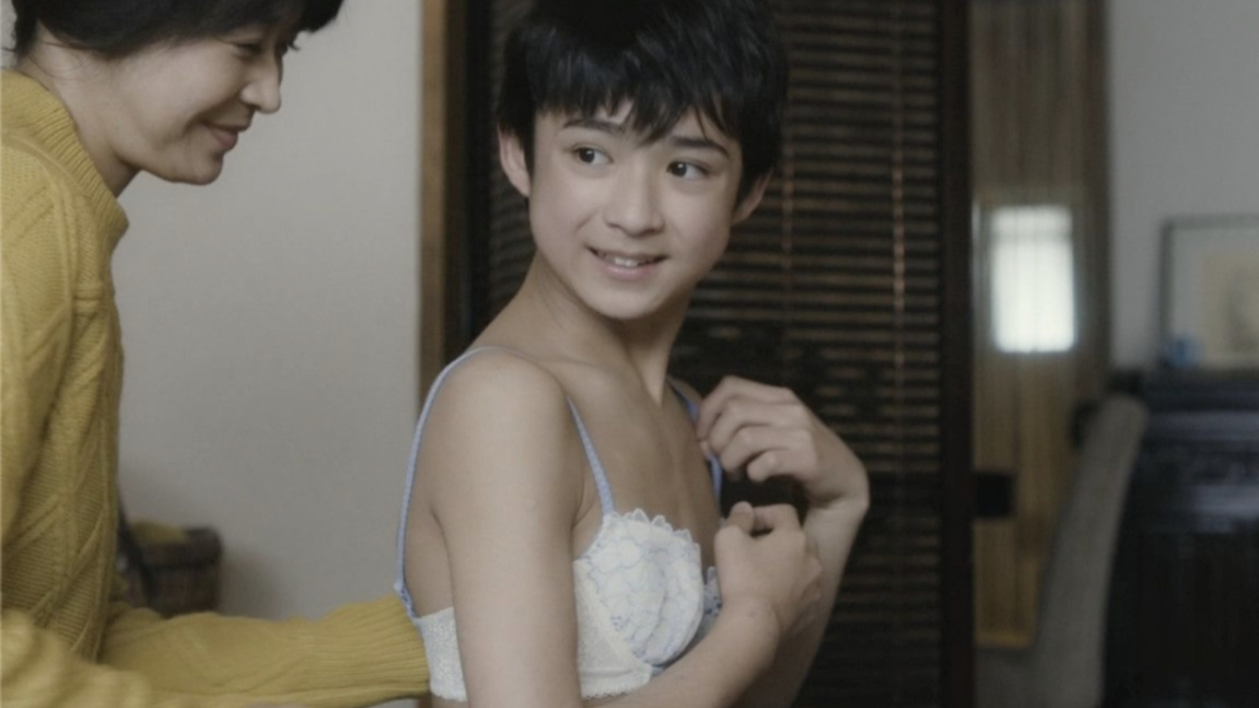 男孩想变成女人，于是妈妈给他买了内衣给他穿上。一口气看完高分电影《人生密密缝》