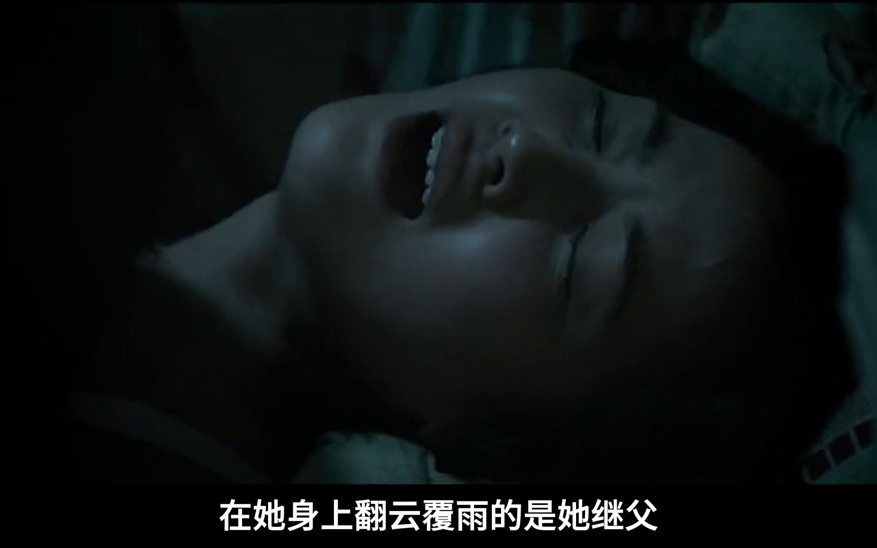 女孩被继父侵犯，而母亲却在门外听着