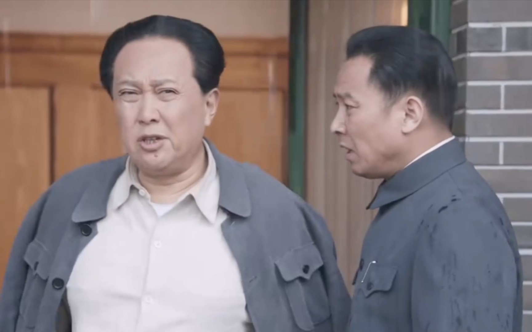 格达活佛被英间谍毒害，收到其送来的哈达，毛主席泪目