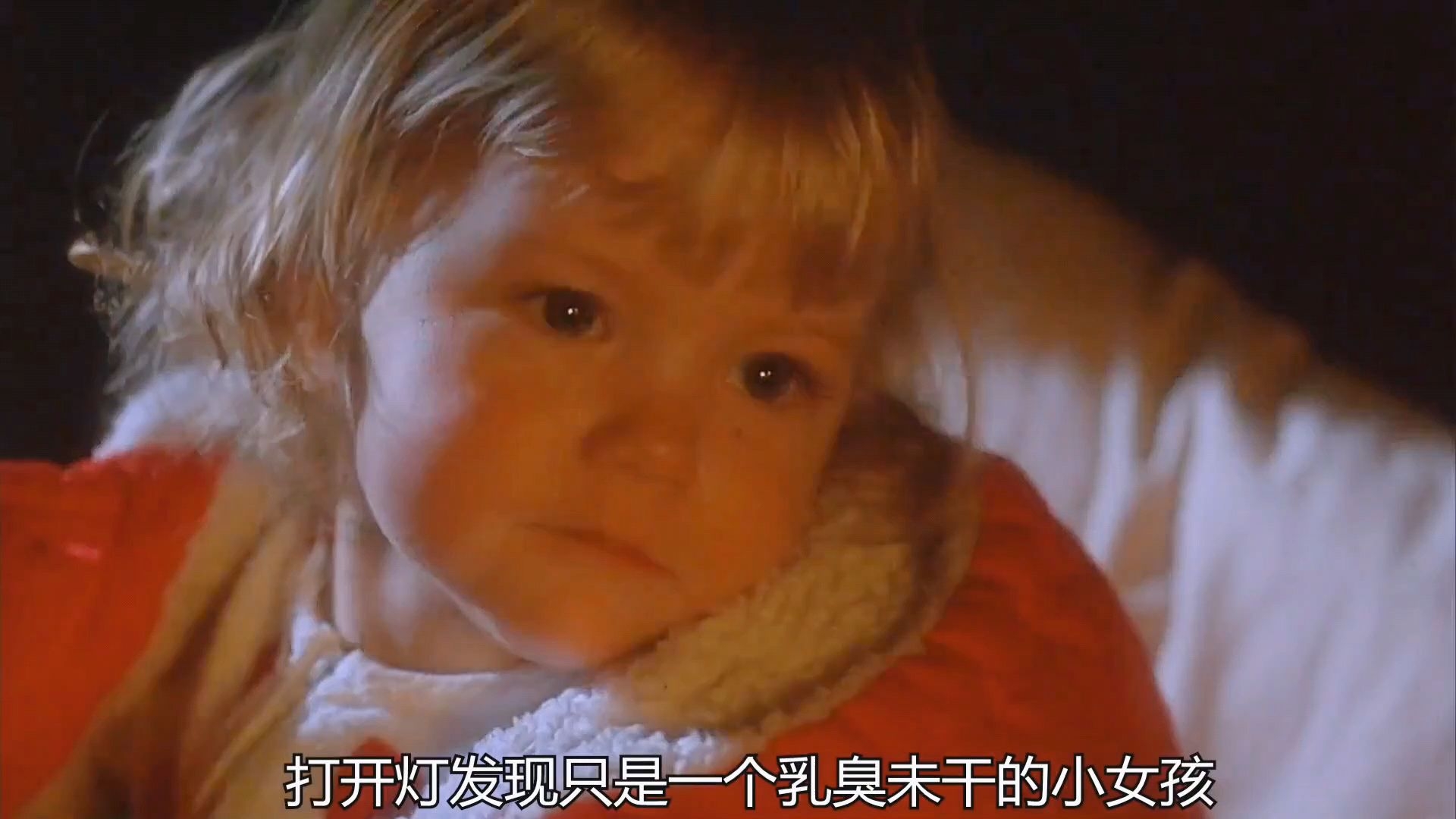 小女孩竟然趁妈妈不注意，蹑手蹑脚地跑进了一户陌生人家的院子，房子的主人正好在另一边取柴火，完全没注意到小女孩已经跑到了他屋里，一口气看完温情喜剧电影《淘气精灵》