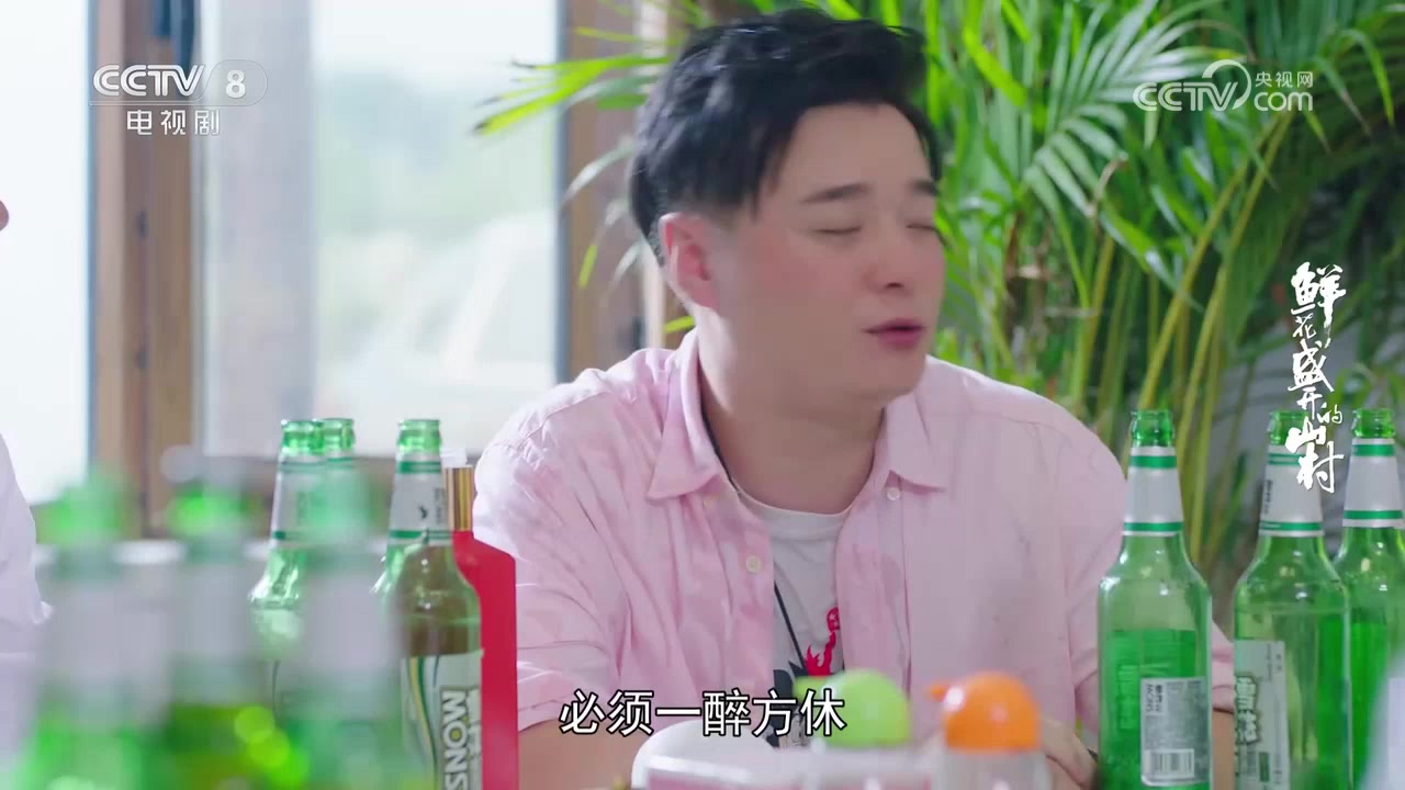 鲜花盛开的山村第18集:梁晓春喝酒喝大了，为了躲车撞树上了，太惨了