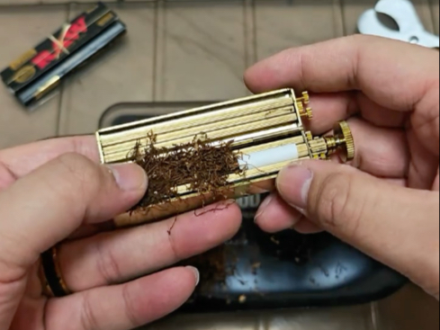 起床来根，自己卷的手卷烟。