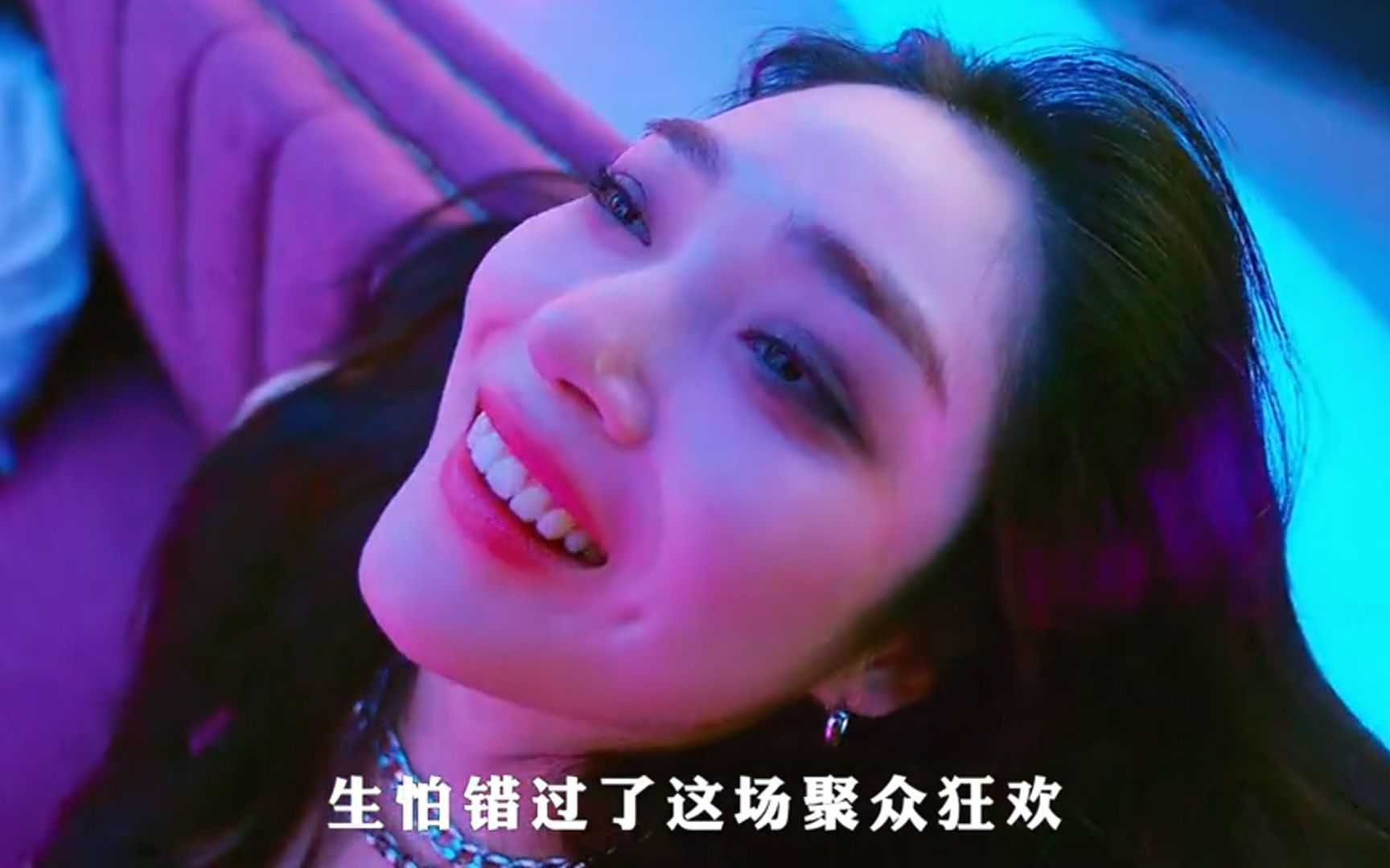 女网红在酒吧开裸体趴体，没想到直接把牛郎累死了，现场惨不忍睹