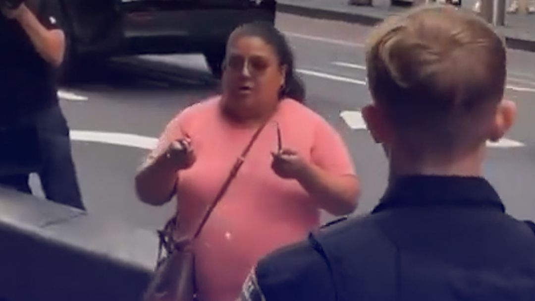 纽约时报广场一女子刺伤两人，1死1伤，持双刀冲向警察，被警察开枪击毙
