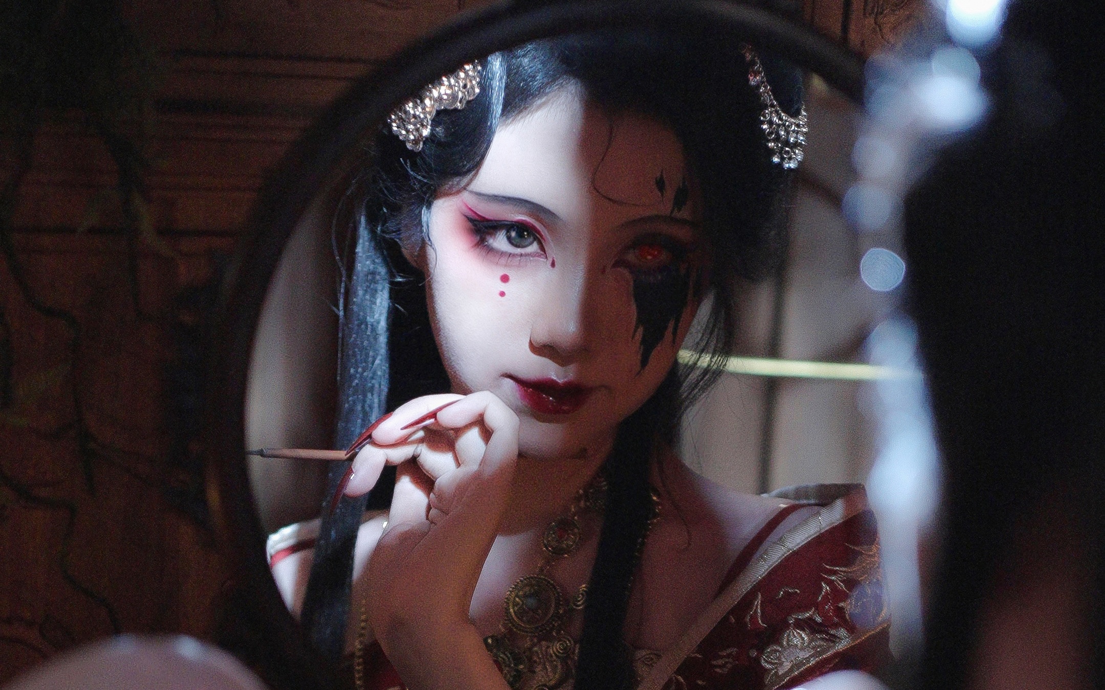 "胡说！哪有什么妖怪？她是我好心收留的可怜人。"【聊斋·画皮】