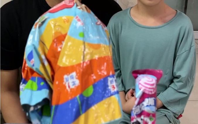 两个小朋友分糖果，看看谁最后分到的才是真的糖果